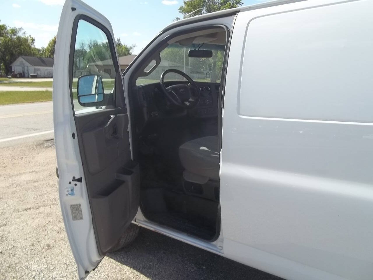 Used 2017 Chevrolet Express 2500 Extended RWD image 8