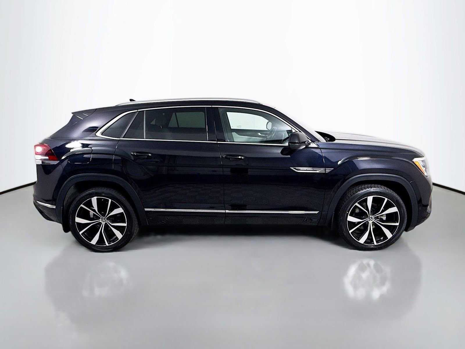 Certified 2024 Volkswagen Atlas Cross Sport SEL Premium R-Line AWD/4WD image 8