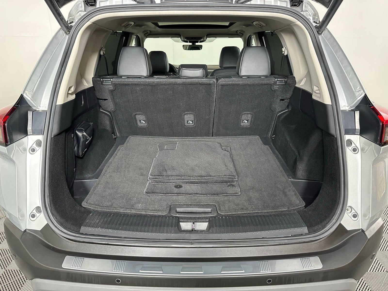 Used 2023 Nissan Rogue SV w/ SV Premium B Package image 28