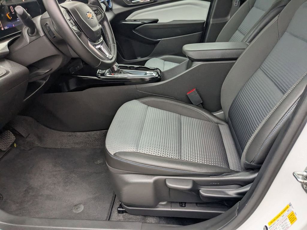 Used 2025 Chevrolet Trax LT w/ LT Convenience Package FWD image 11