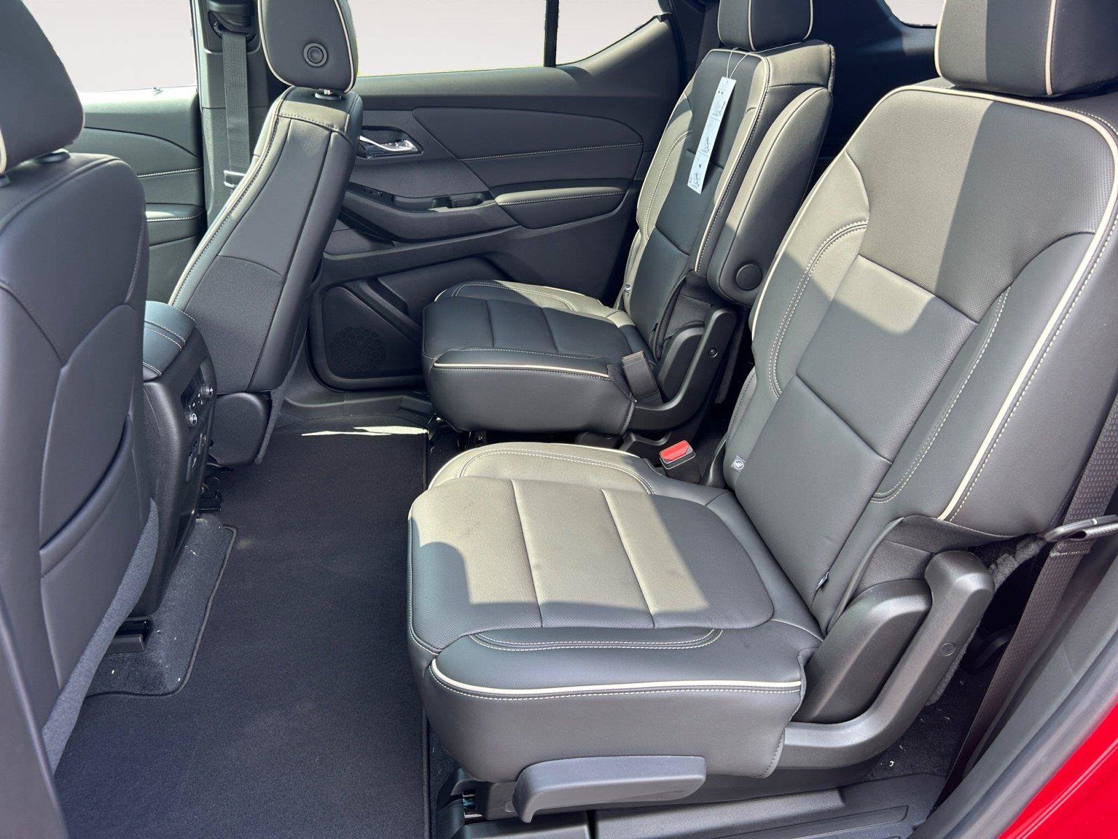 Used 2023 Chevrolet Traverse Premier FWD image 18