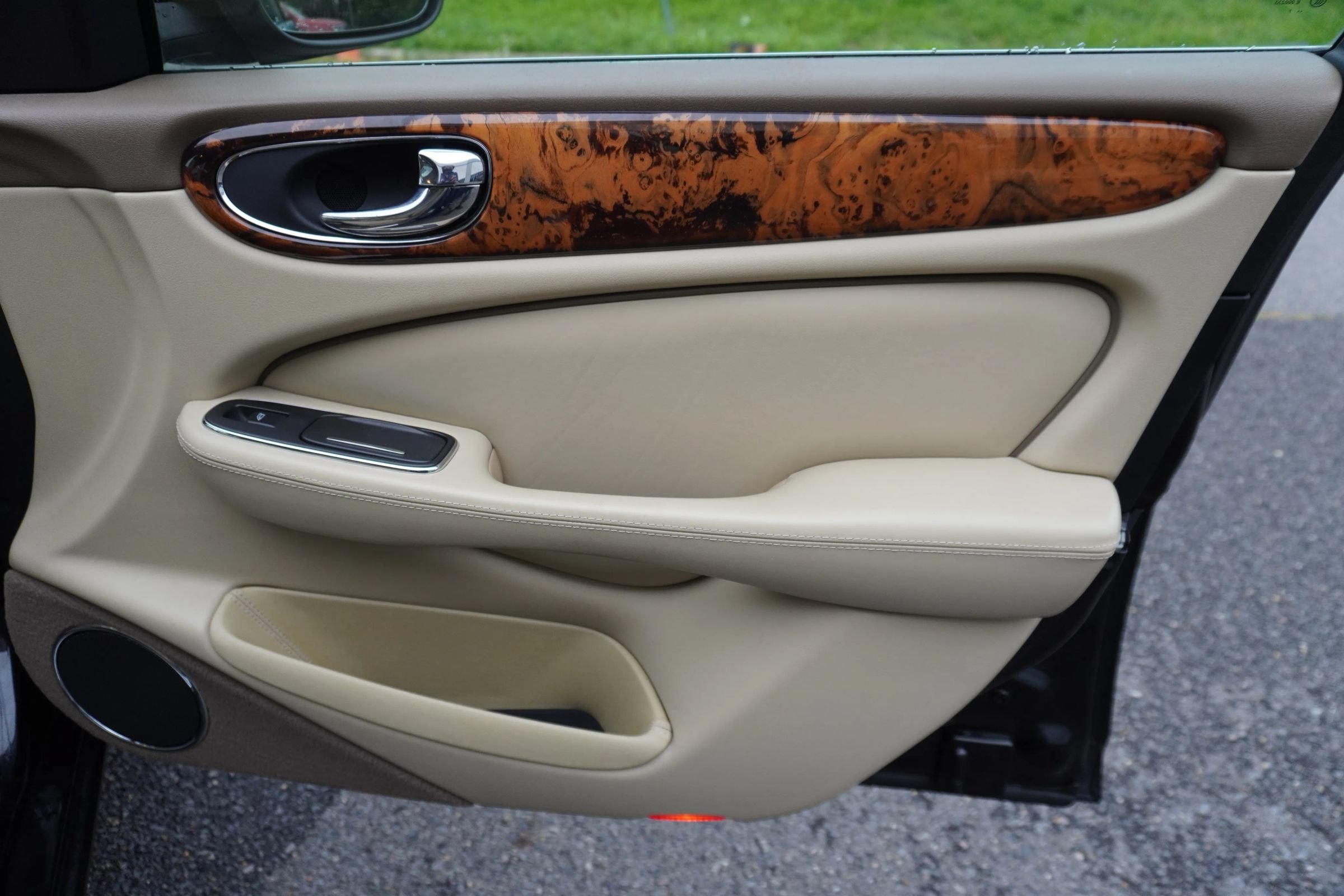 Used 2008 Jaguar XJ8 RWD image 16