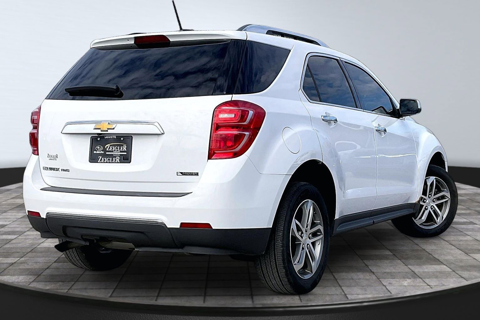 Used 2017 Chevrolet Equinox Premier w/ Enhanced Convenience Package image 2