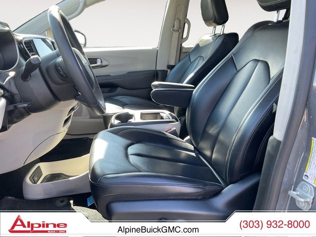Used 2023 Chrysler Pacifica Touring-L FWD image 11