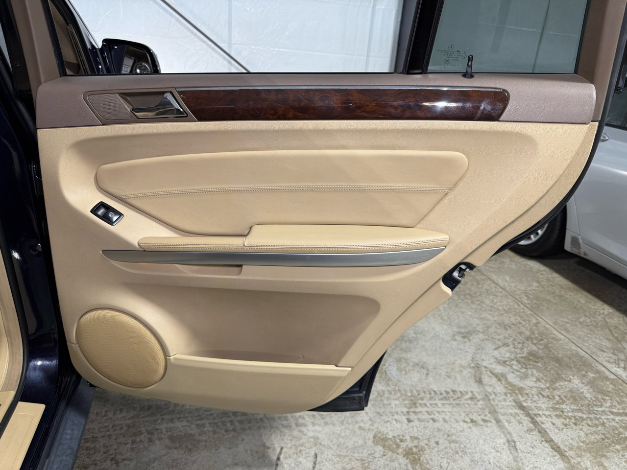 Used 2010 Mercedes-Benz GL 550 4MATIC image 28