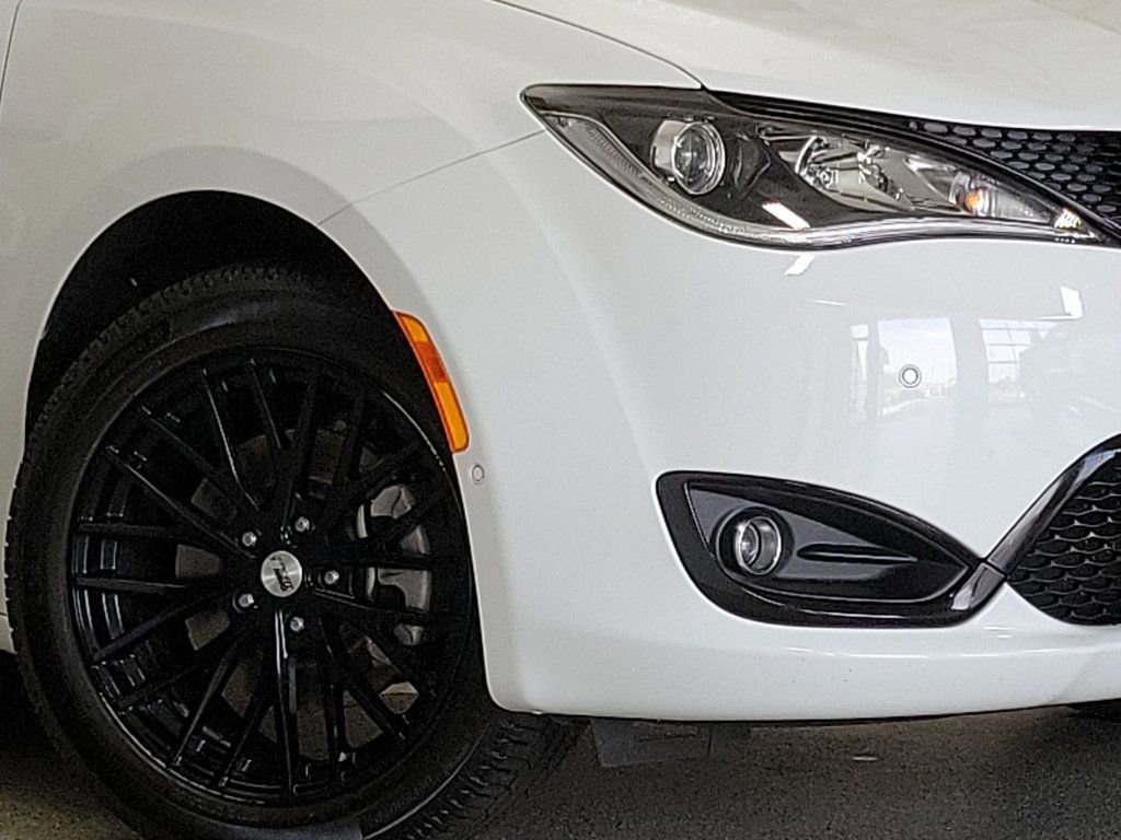 Used 2020 Chrysler Pacifica Touring-L w/ Advanced Safetytec Group image 3