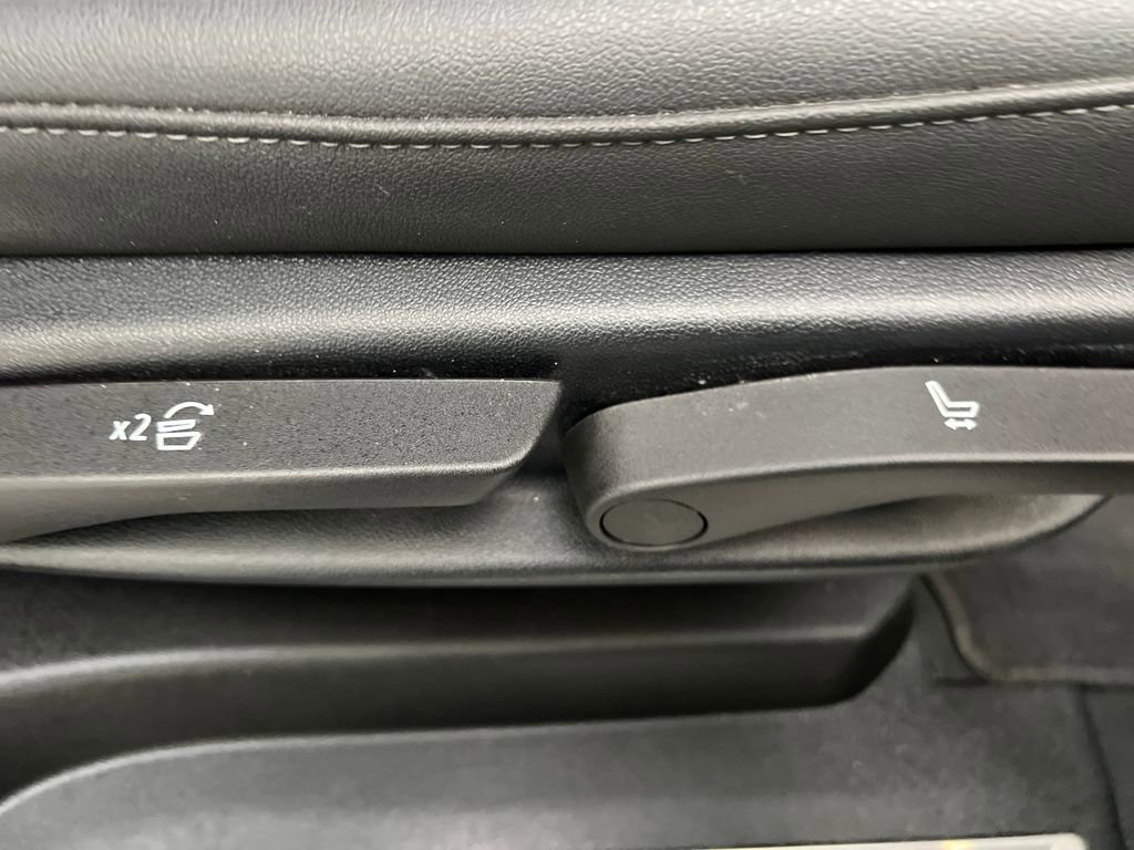 Used 2025 Chevrolet Suburban Z71 image 18