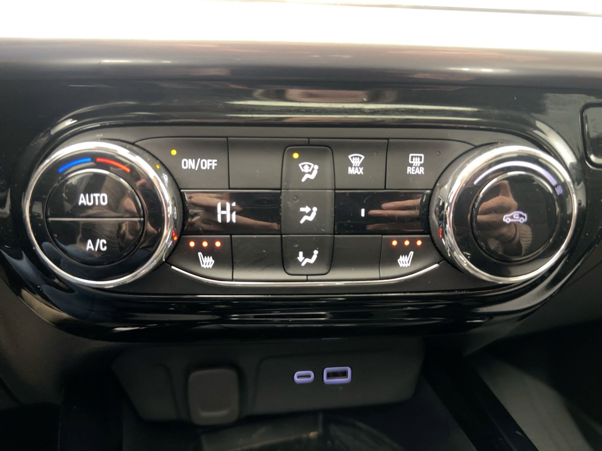 Certified 2024 Chevrolet Trax LT w/ Sunroof Package image 17