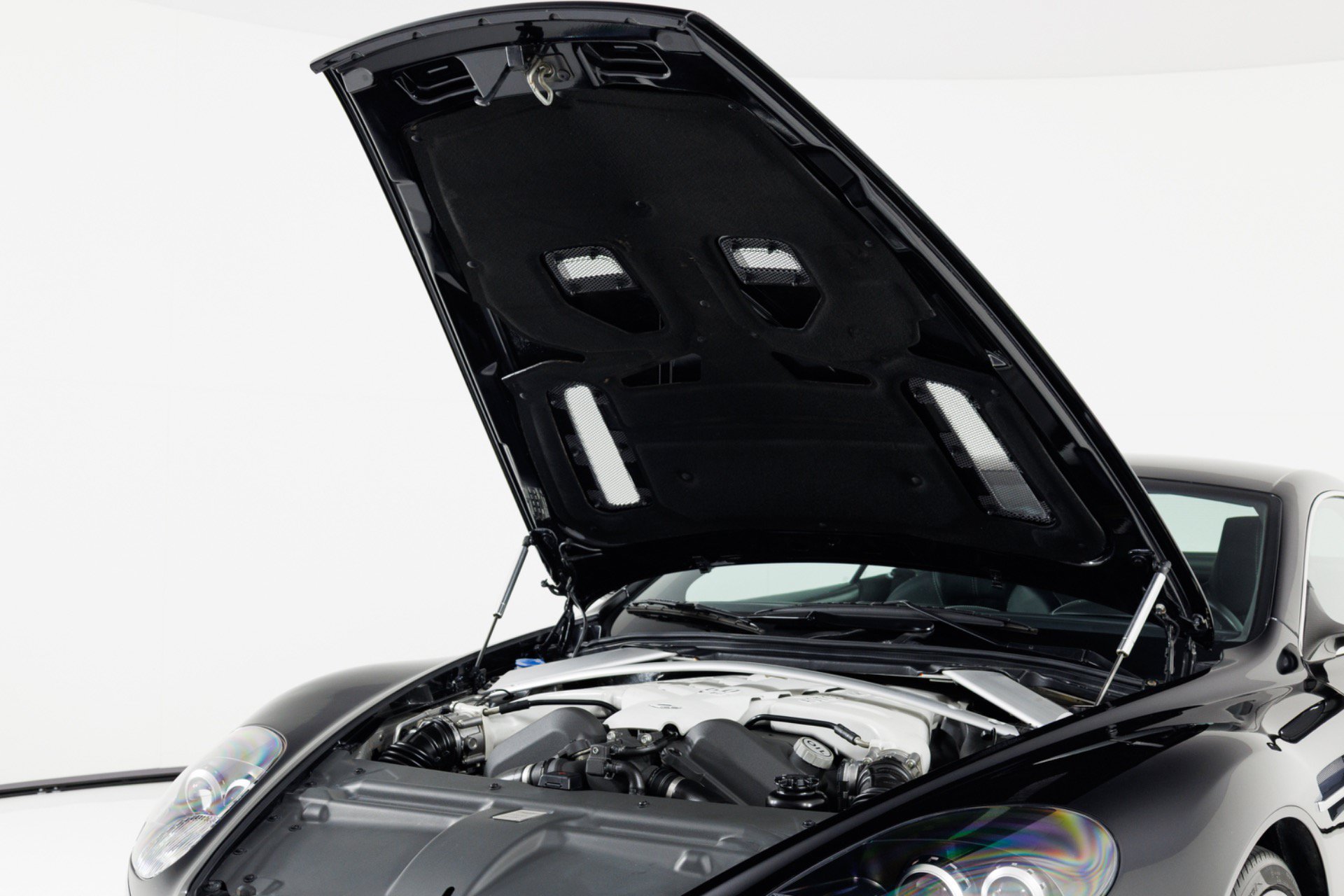 Used 2009 Aston Martin DBS Coupe RWD image 43