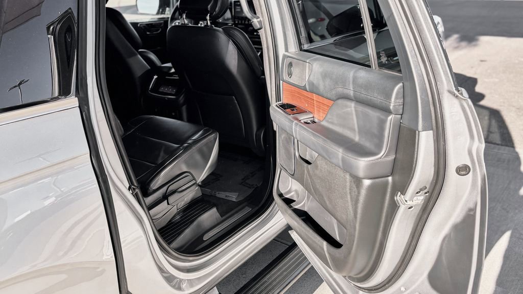 Used 2024 Lincoln Navigator L 4WD image 10