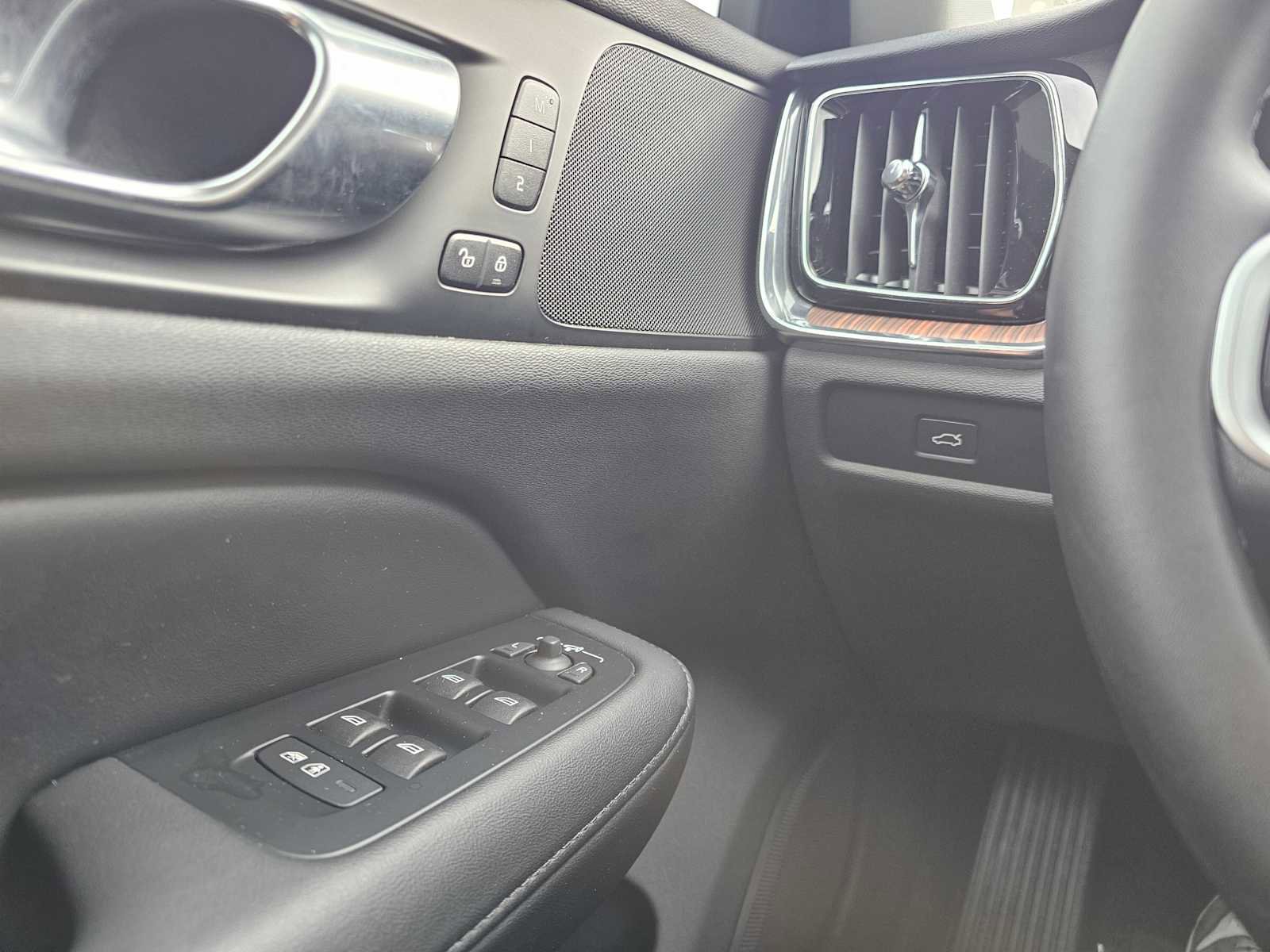 Certified 2025 Volvo V60 B5 Cross Country Plus image 33
