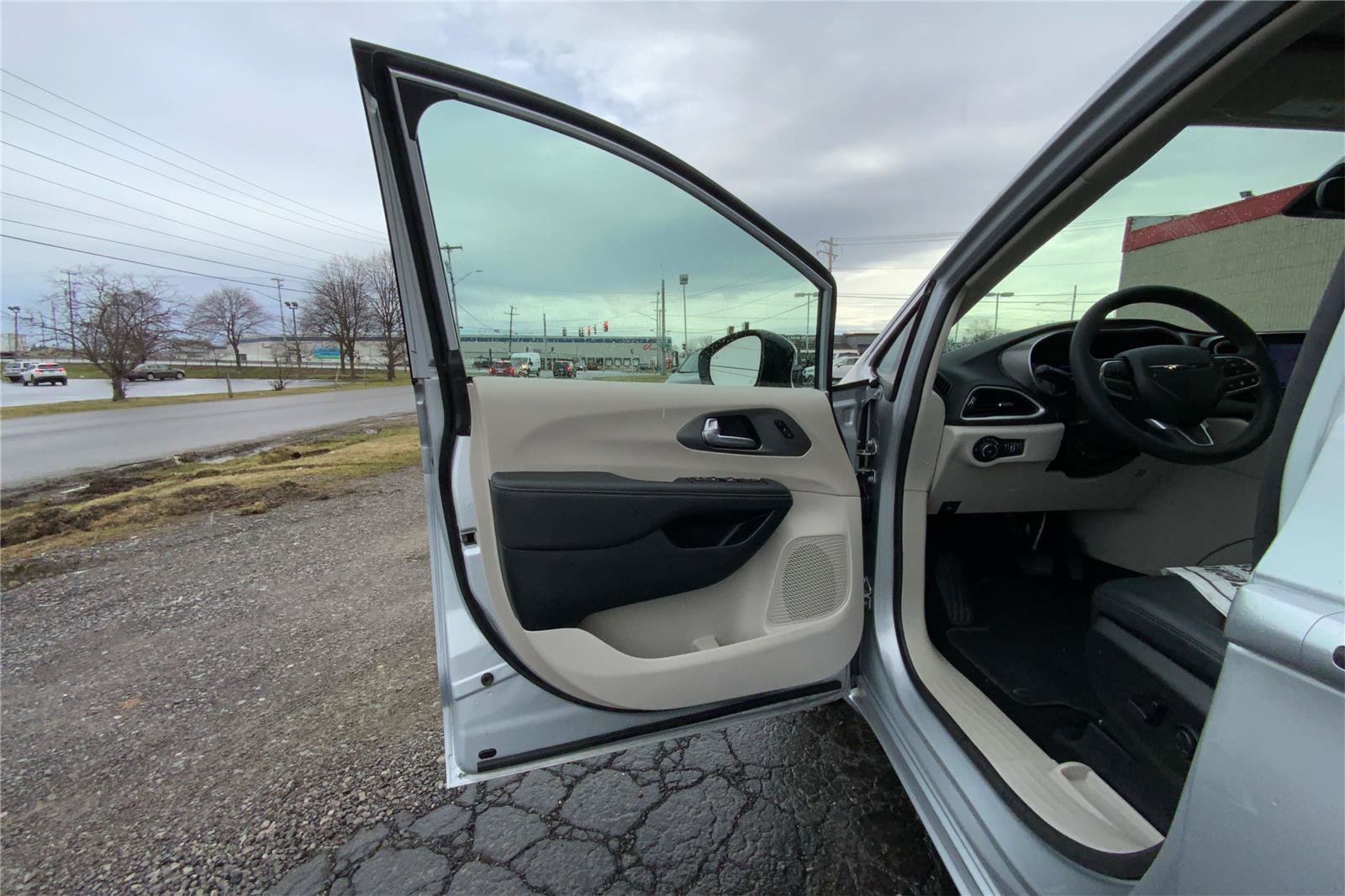 Used 2024 Chrysler Pacifica Touring-L FWD image 20