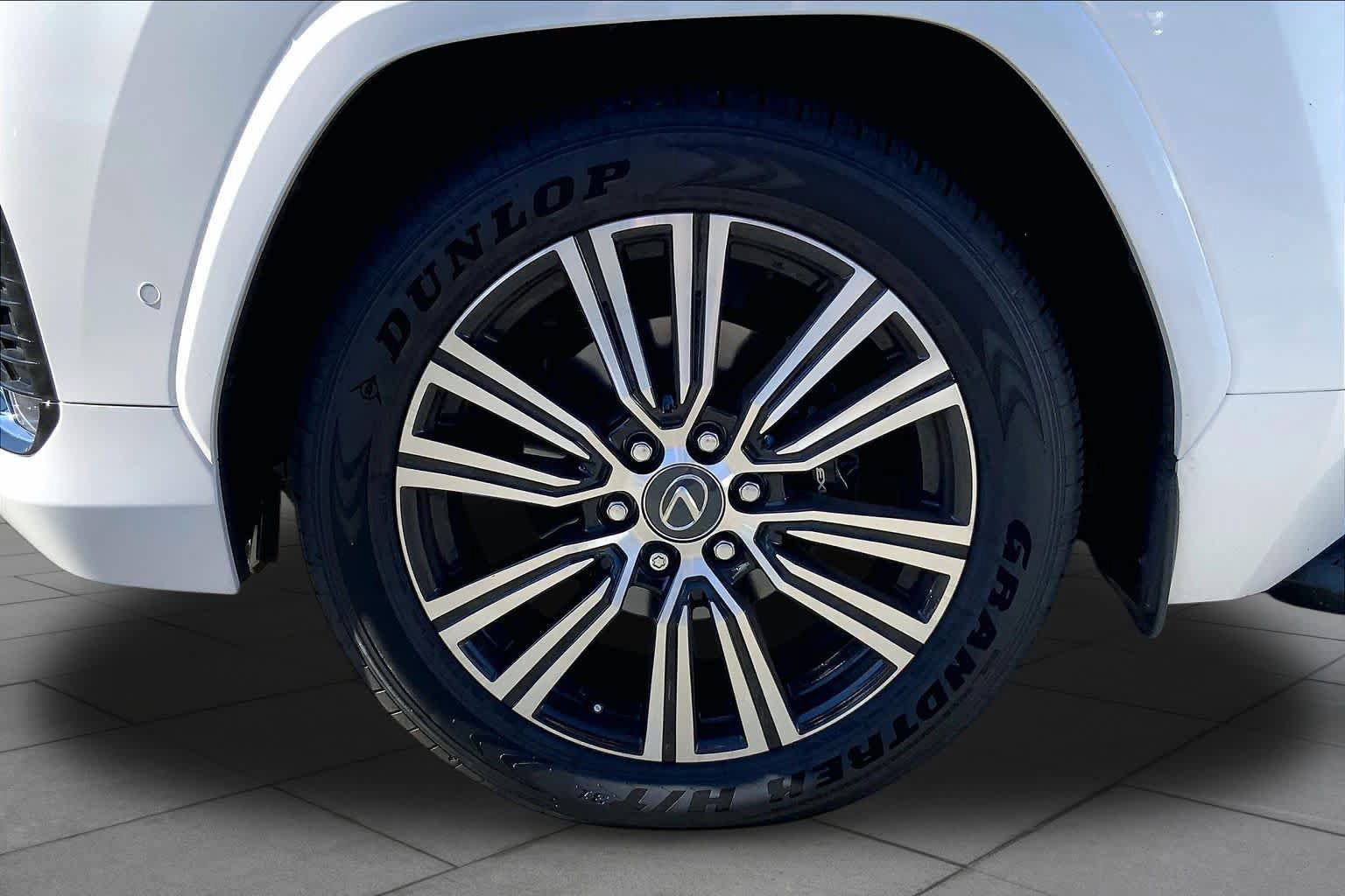 Used 2026 Lexus LX 700h Luxury w/ Accessory Package (Z1) AWD/4WD image 11