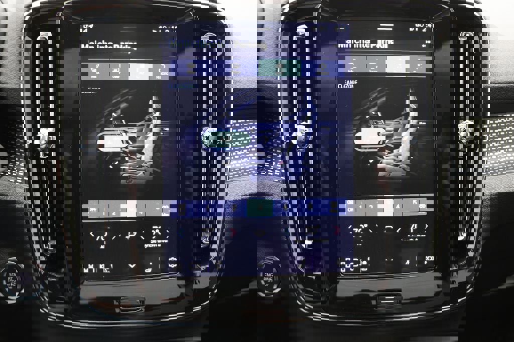 Used 2025 Volvo XC40 B5 Plus image 10