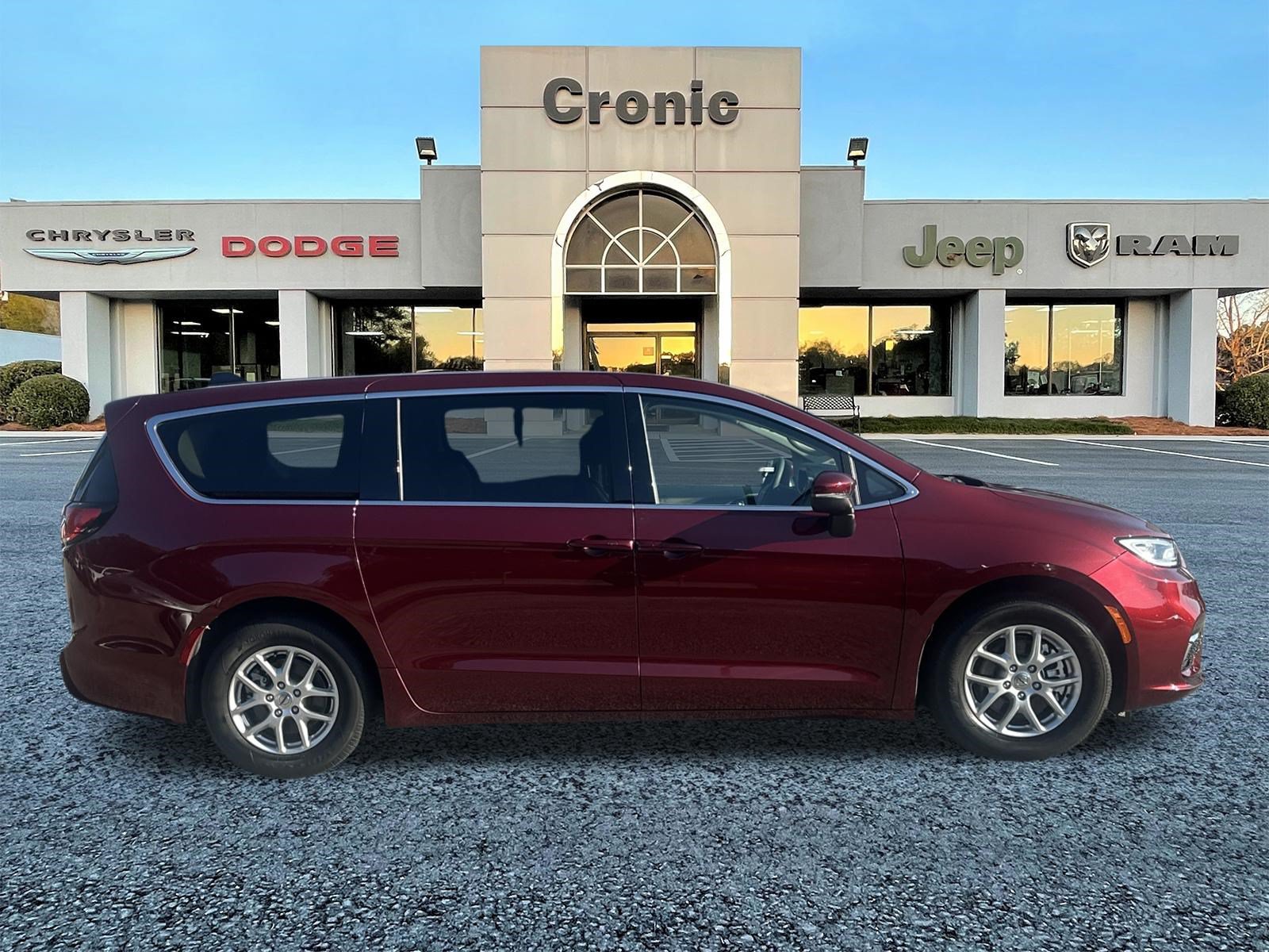 Used 2023 Chrysler Pacifica Touring-L FWD image 2