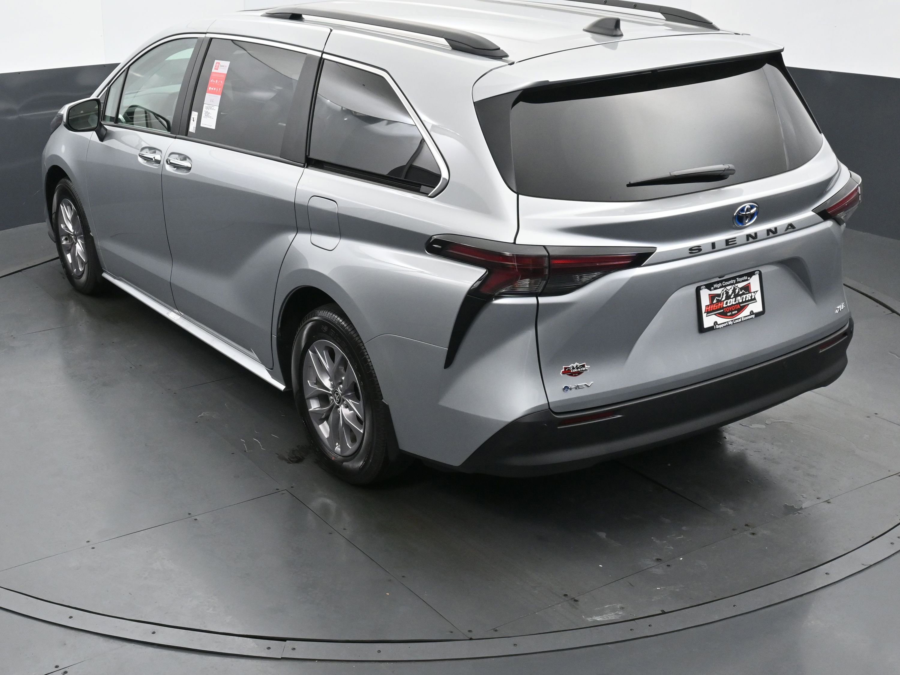 Used 2025 Toyota Sienna XLE FWD image 31