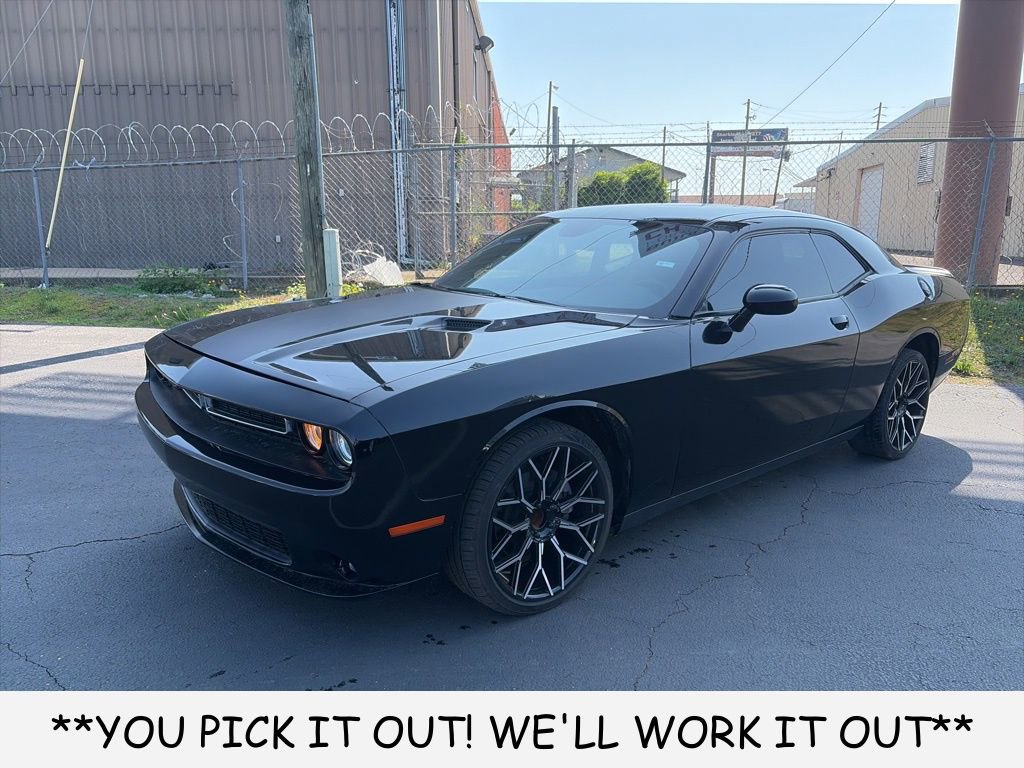 Used 2019 Dodge Challenger SXT w/ Blacktop Package RWD image 3