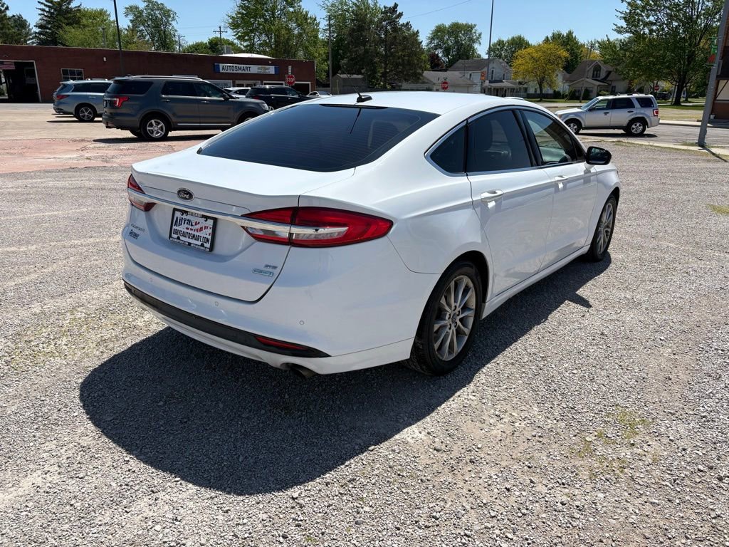 Used 2017 Ford Fusion SE w/ Fusion SE Technology Package FWD image 3