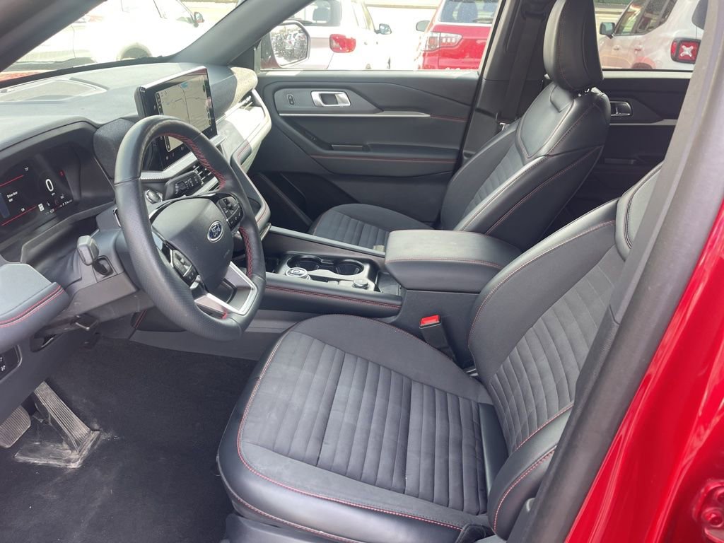 Used 2025 Ford Explorer ST-Line w/ ST-Line Street Pack AWD/4WD image 16