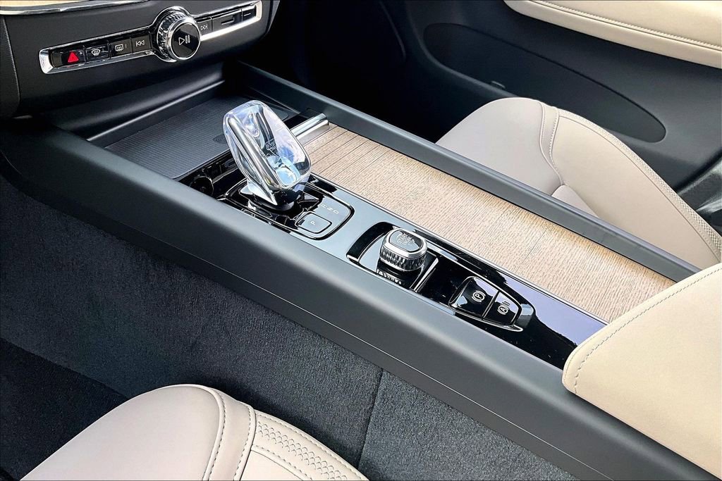 New 2026 Volvo XC60 B5 Plus AWD/4WD image 32