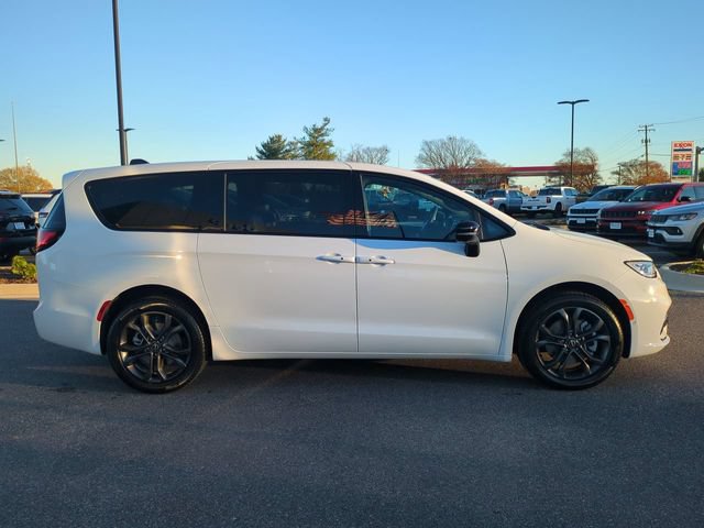 New 2026 Chrysler Pacifica Select AWD/4WD image 3