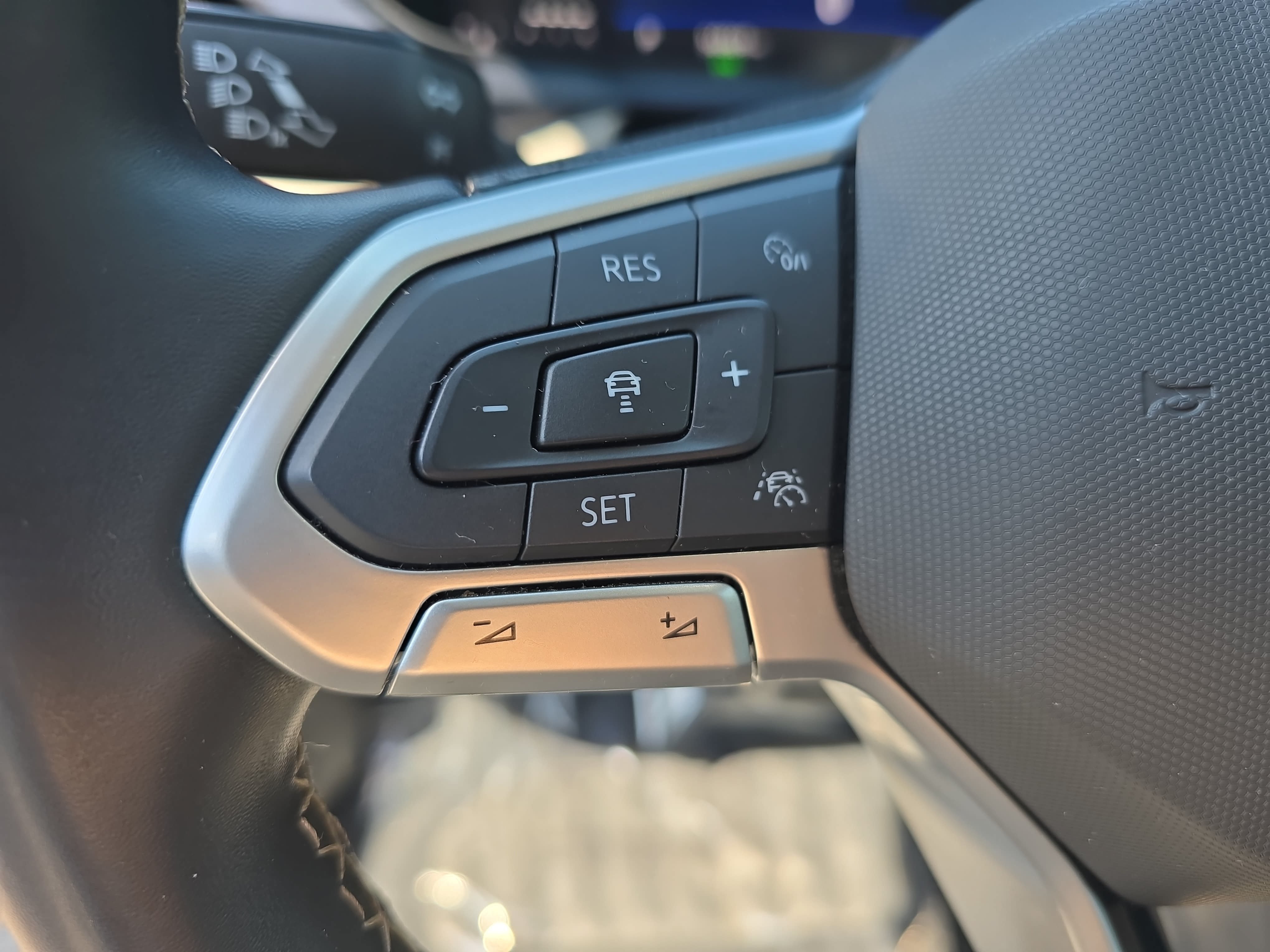 Used 2024 Volkswagen Taos SE AWD/4WD image 16