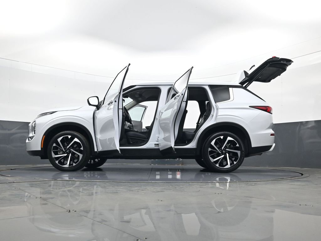 Used 2024 Mitsubishi Outlander SE image 35