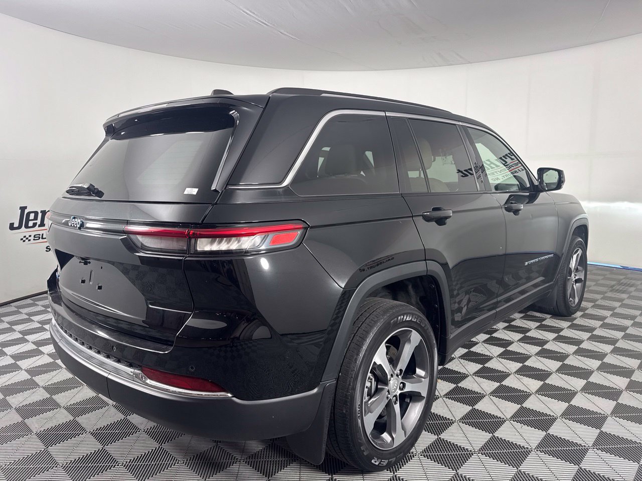 Used 2022 Jeep Grand Cherokee Limited 4xe w/ MOPAR Finishing Package AWD/4WD image 6