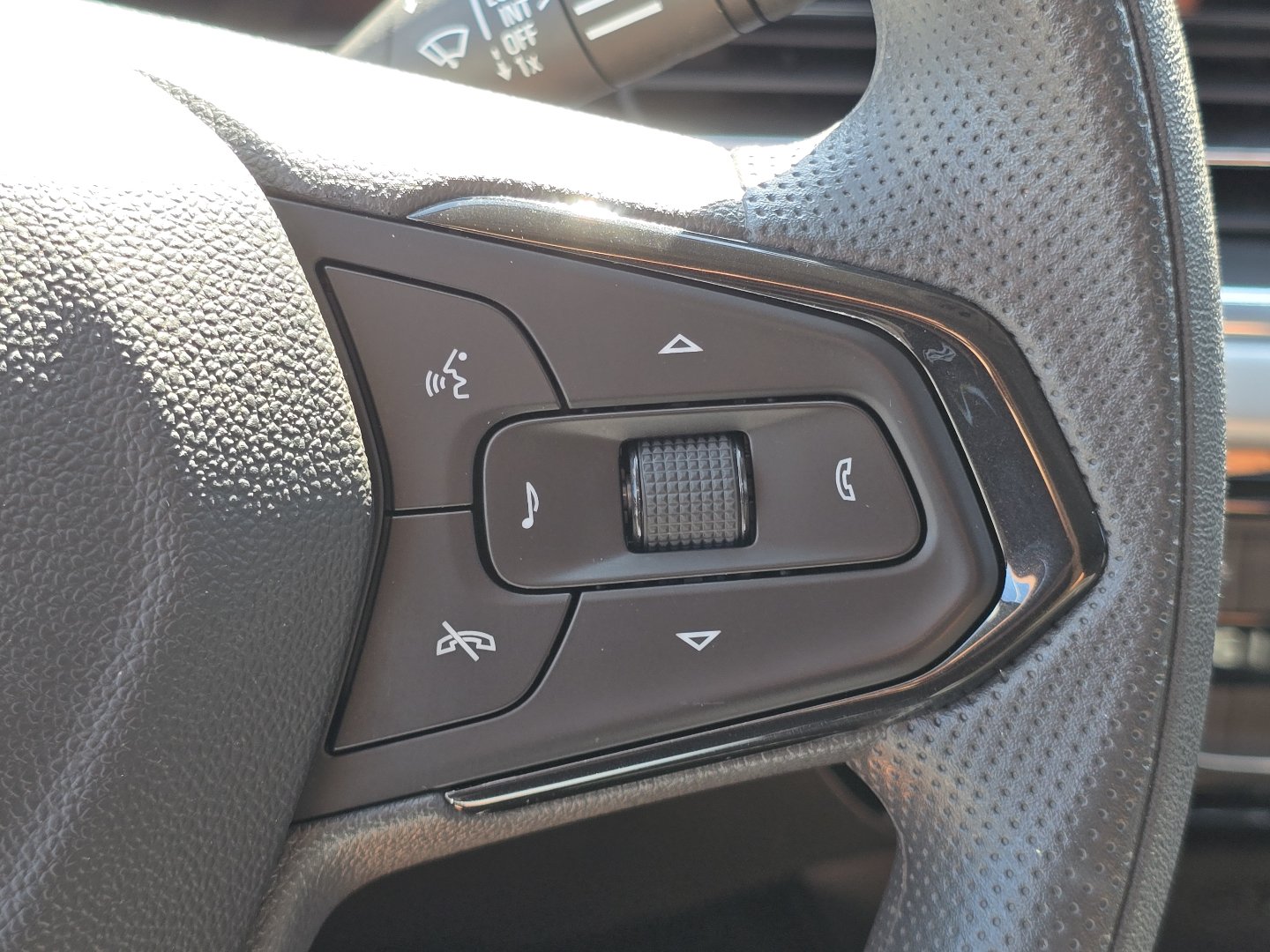 Used 2025 Chevrolet Trax LT FWD image 12