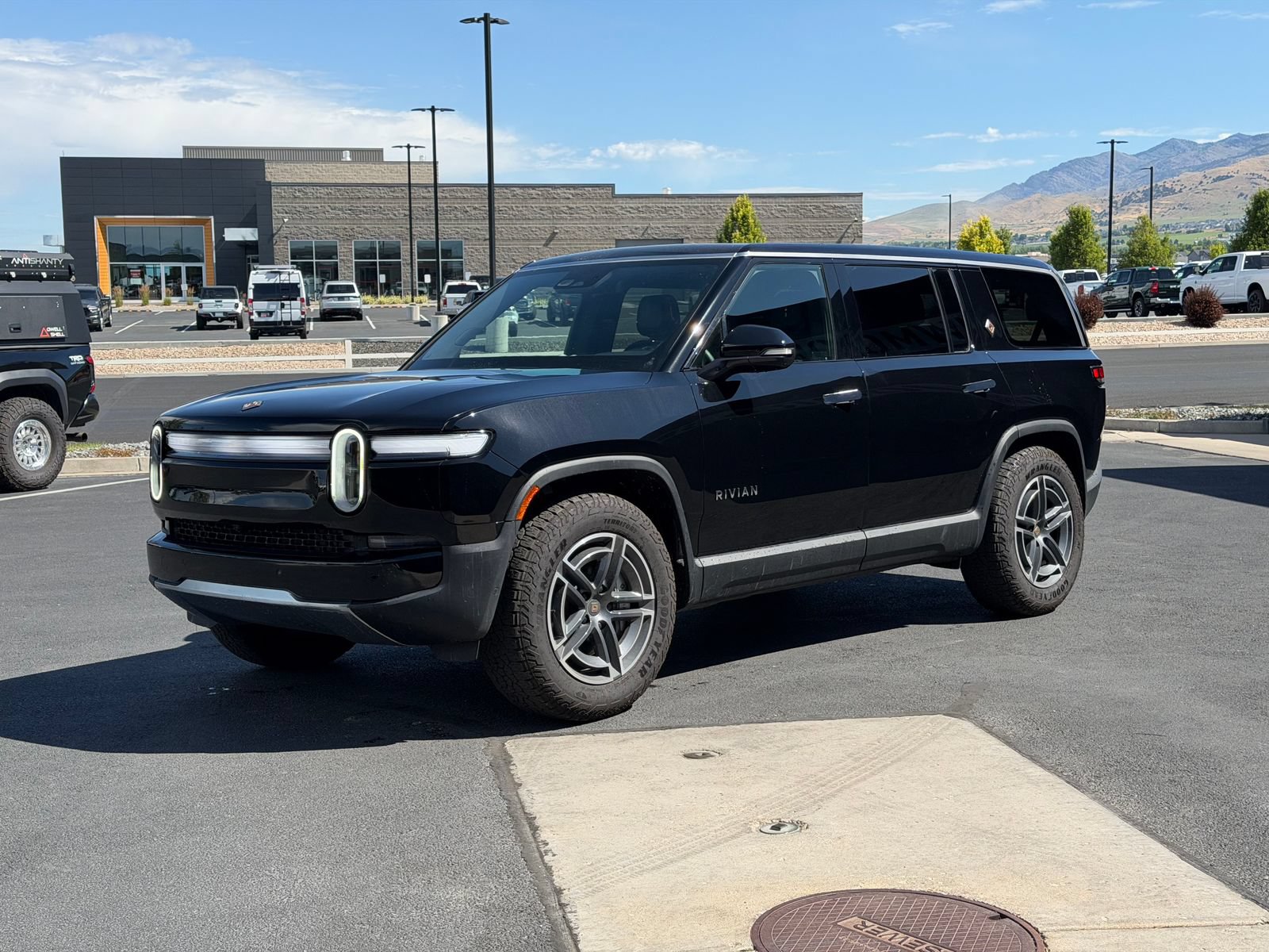 Used 2025 Rivian R1S Adventure AWD/4WD image 6