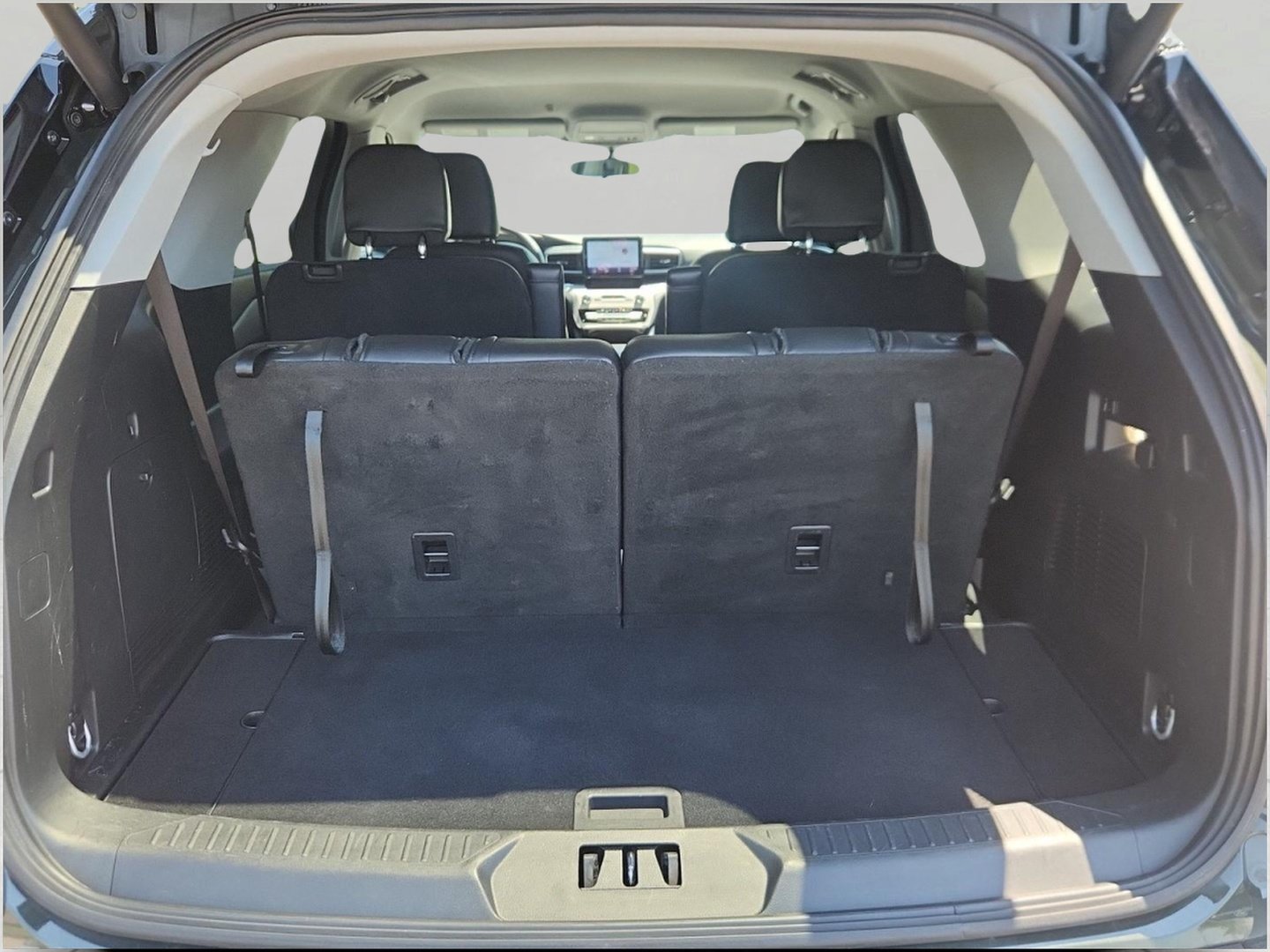 Used 2024 Ford Explorer XLT w/ Equipment Group 202A AWD/4WD image 9