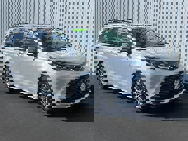 Used 2025 Toyota Sienna XLE w/ XLE Plus Package image 8