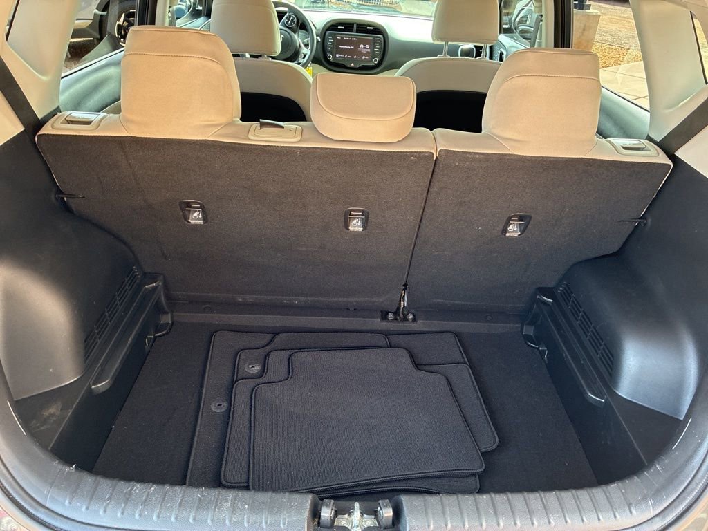 Certified 2025 Kia Soul LX w/ LX Technology Package FWD image 12