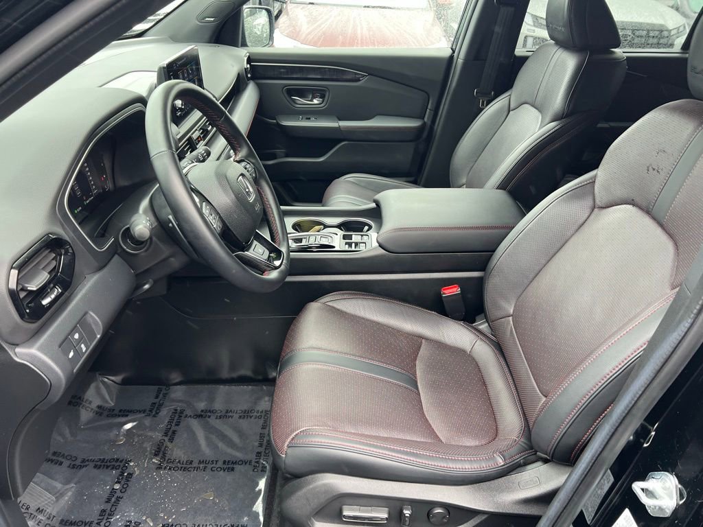 Used 2025 Honda Pilot Black Edition image 13