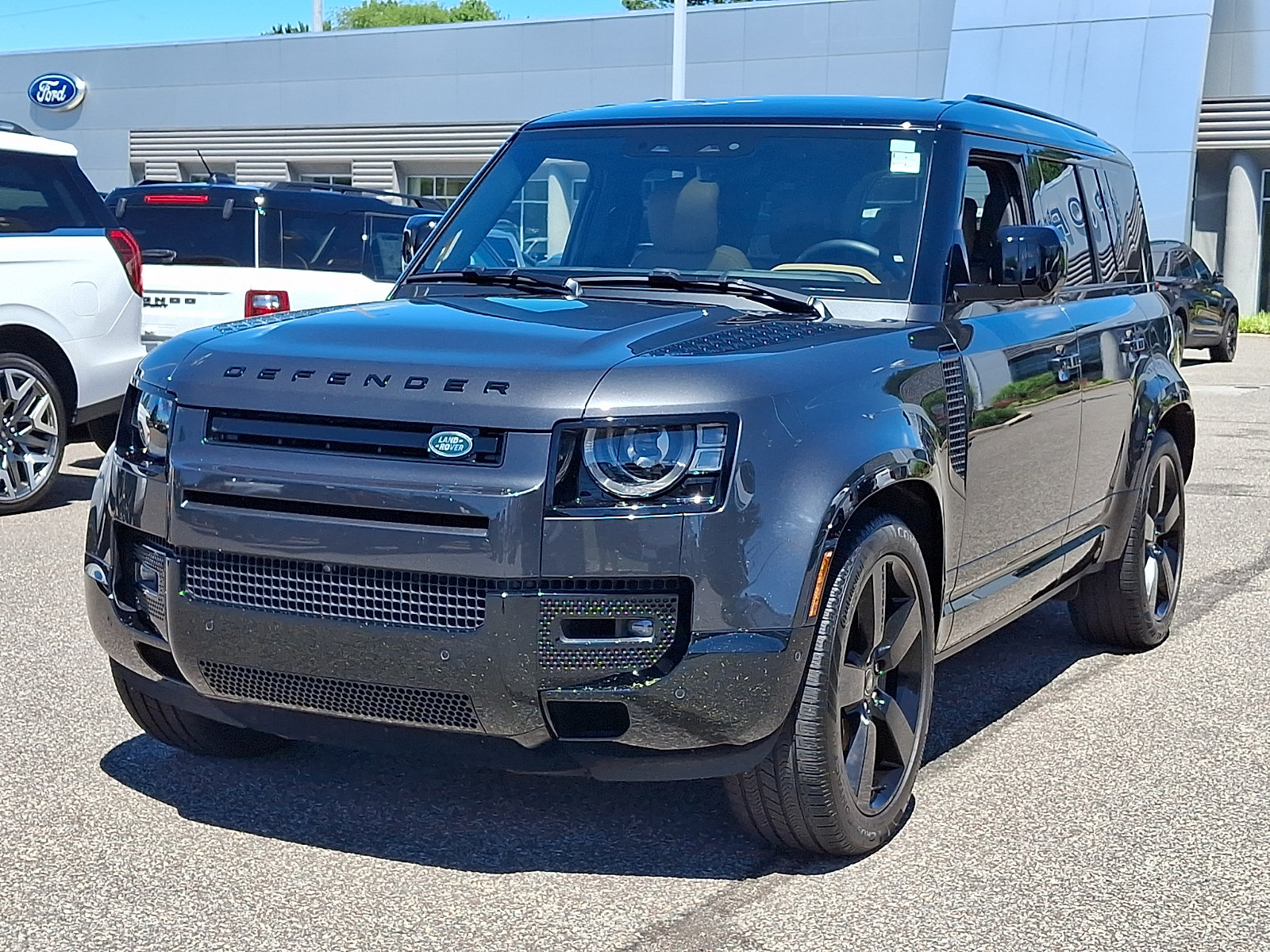Used 2025 Land Rover Defender 110 X-Dynamic SE AWD/4WD image 4
