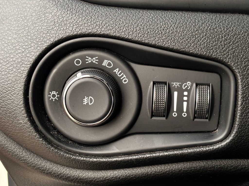 Used 2017 Jeep Renegade Trailhawk AWD/4WD image 22