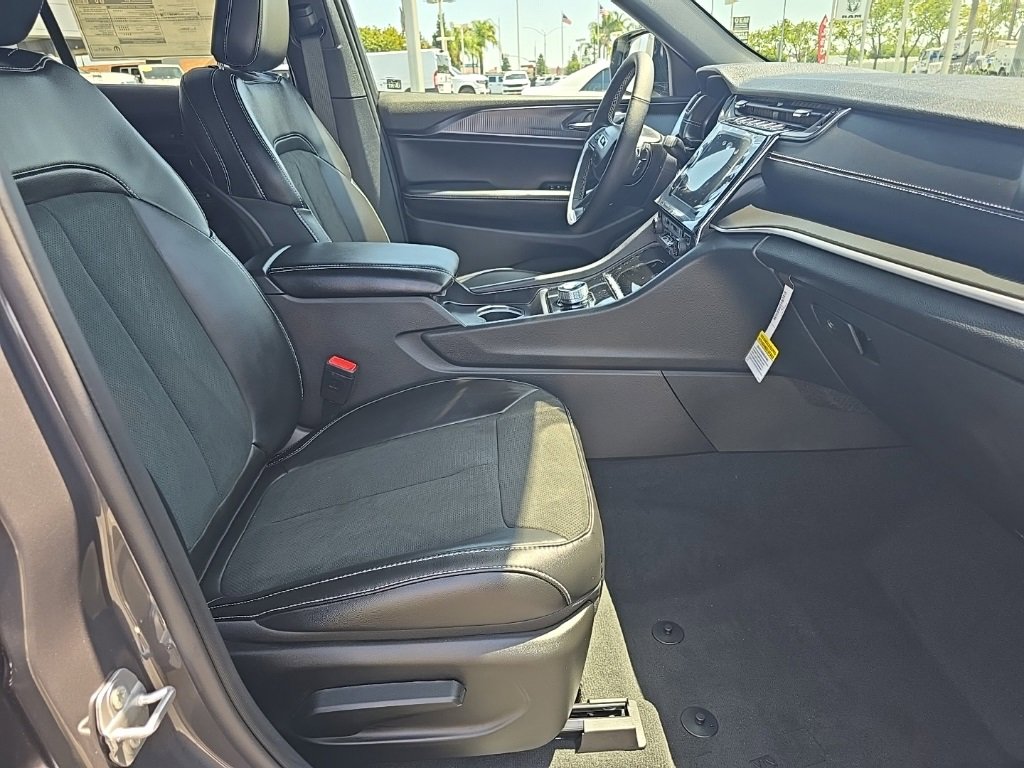 New 2025 Jeep Grand Cherokee Altitude image 5
