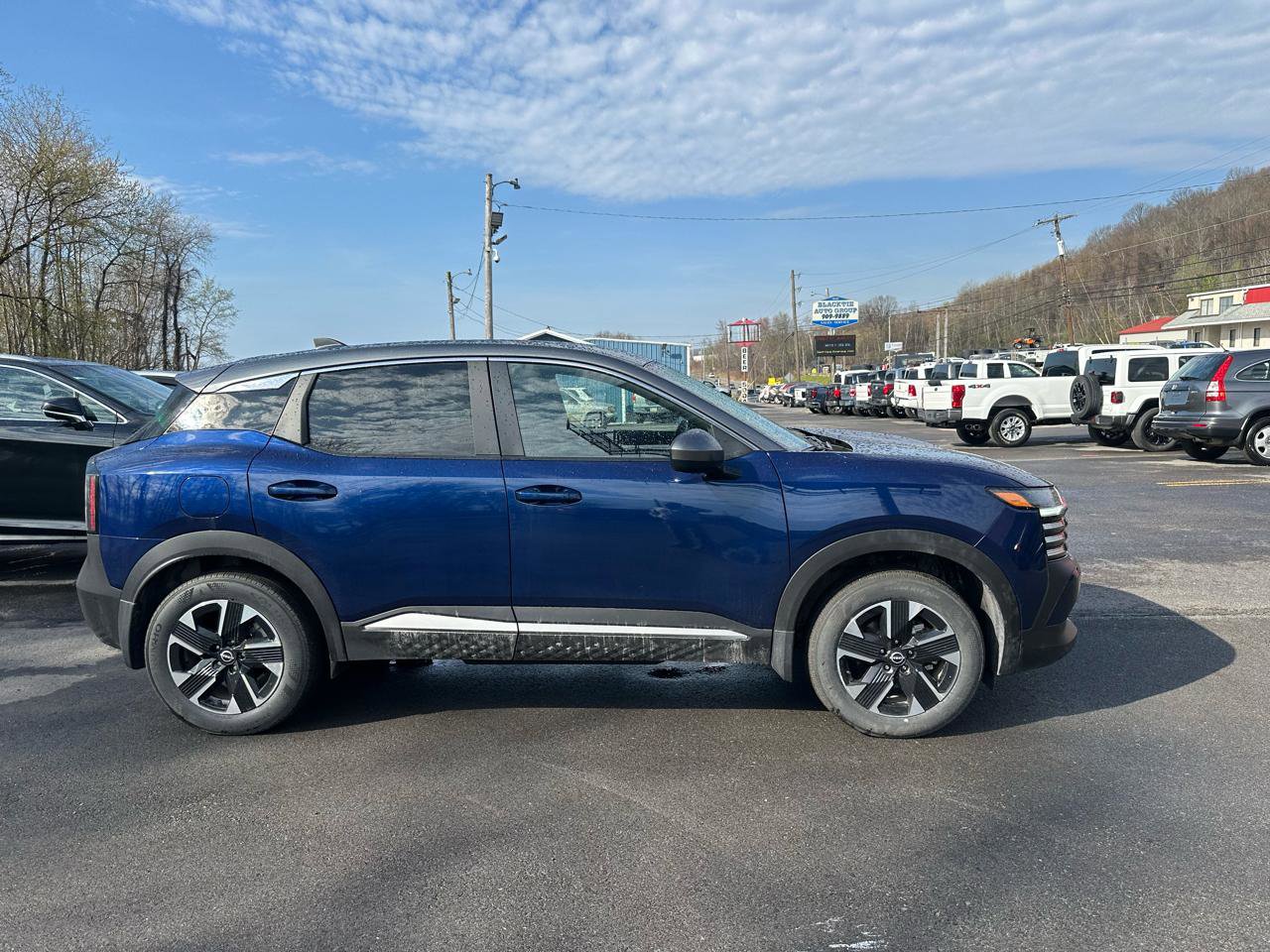 Used 2025 Nissan Kicks SV AWD/4WD image 4