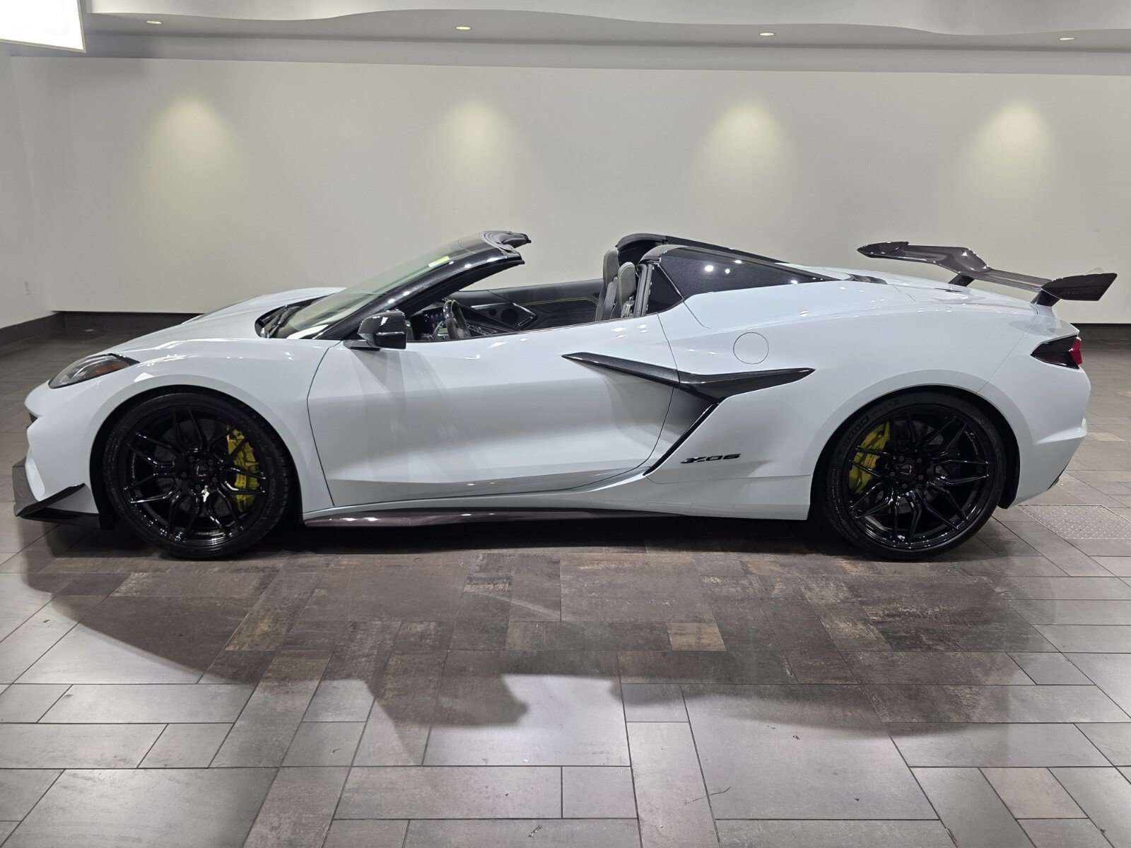 Used 2023 Chevrolet Corvette Z06 w/ Z07 Performance Package RWD image 3