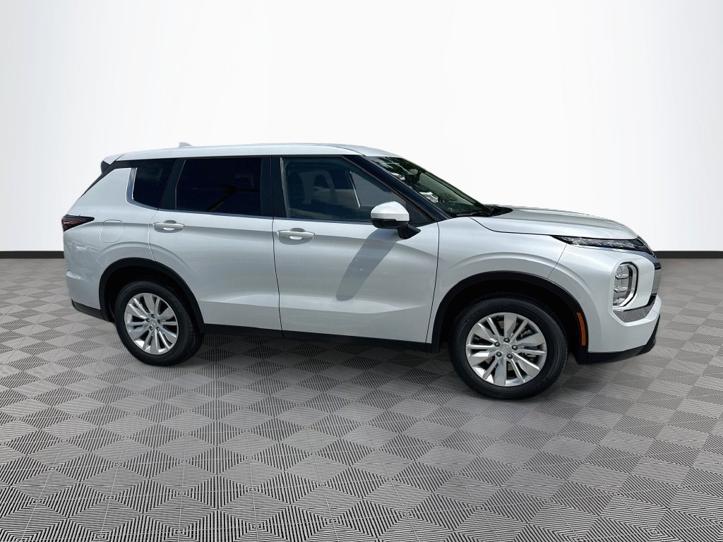 New 2026 Mitsubishi Outlander ES FWD image 4