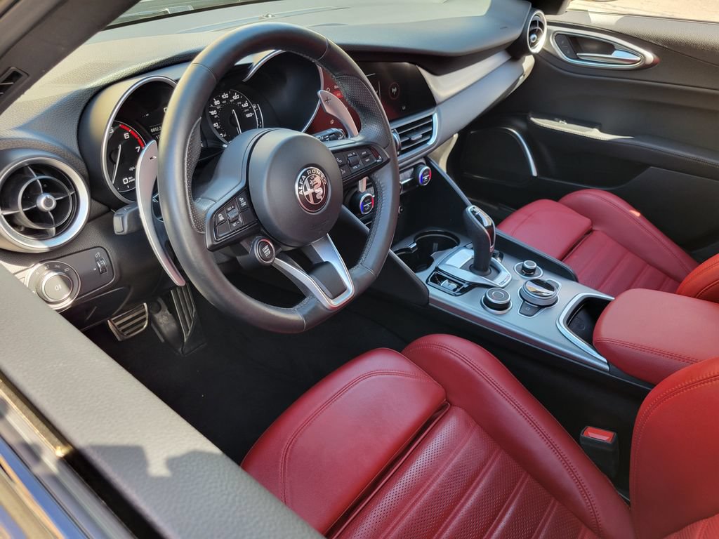 Used 2023 Alfa Romeo Giulia Veloce RWD image 3