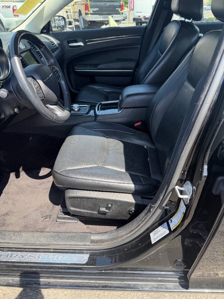 Used 2017 Chrysler 300 C RWD image 9
