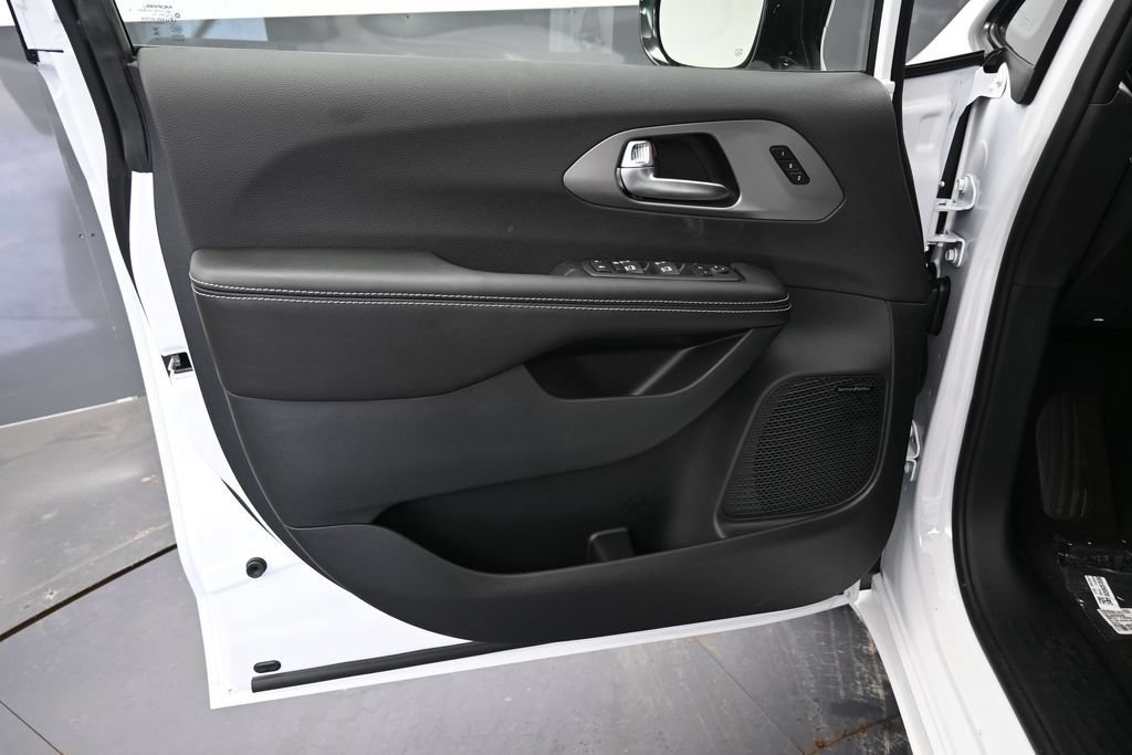 New 2027 Chrysler Pacifica Limited FWD image 15