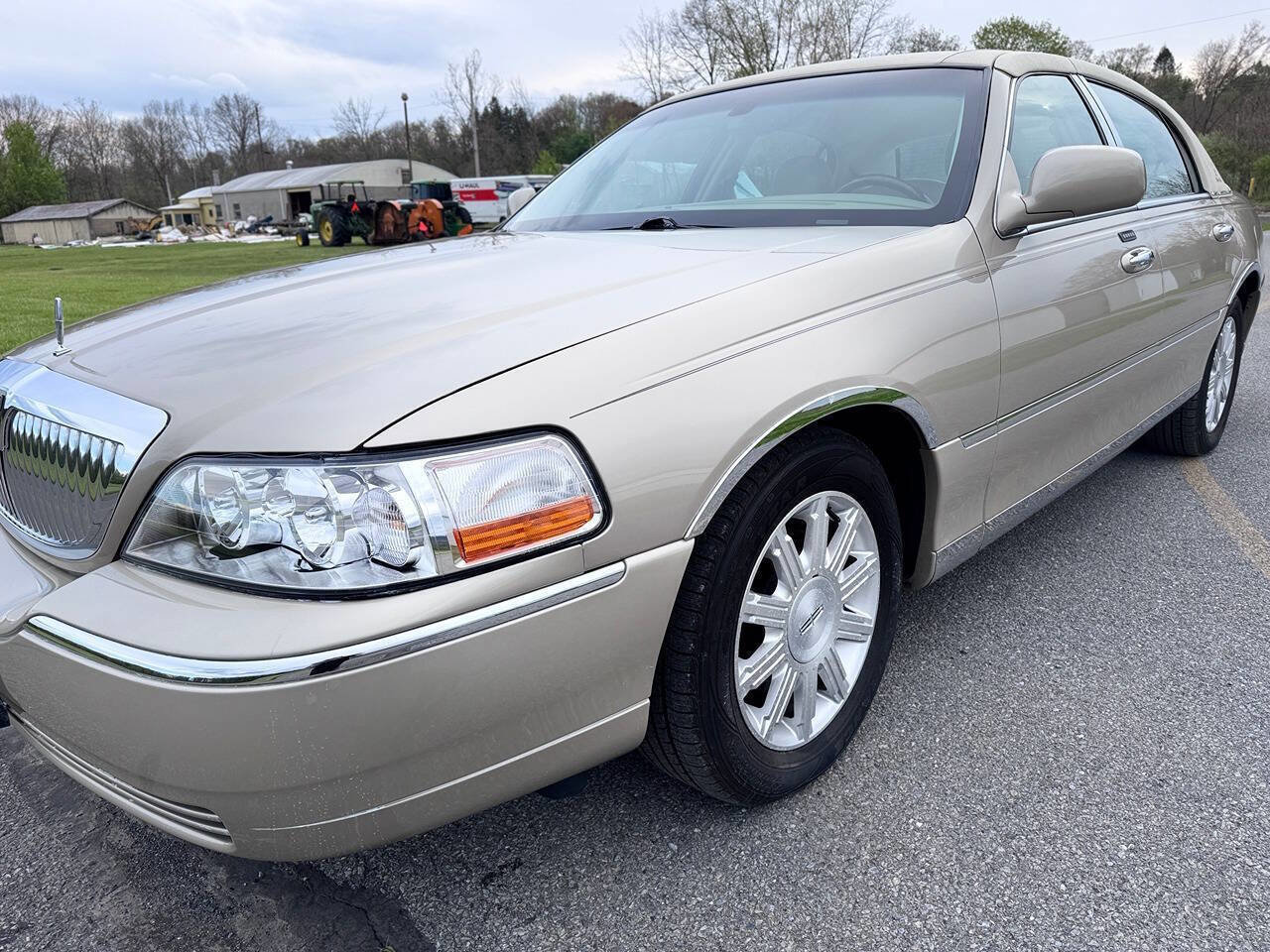 Used 2008 Lincoln Town Car Signature Limited RWD image 3