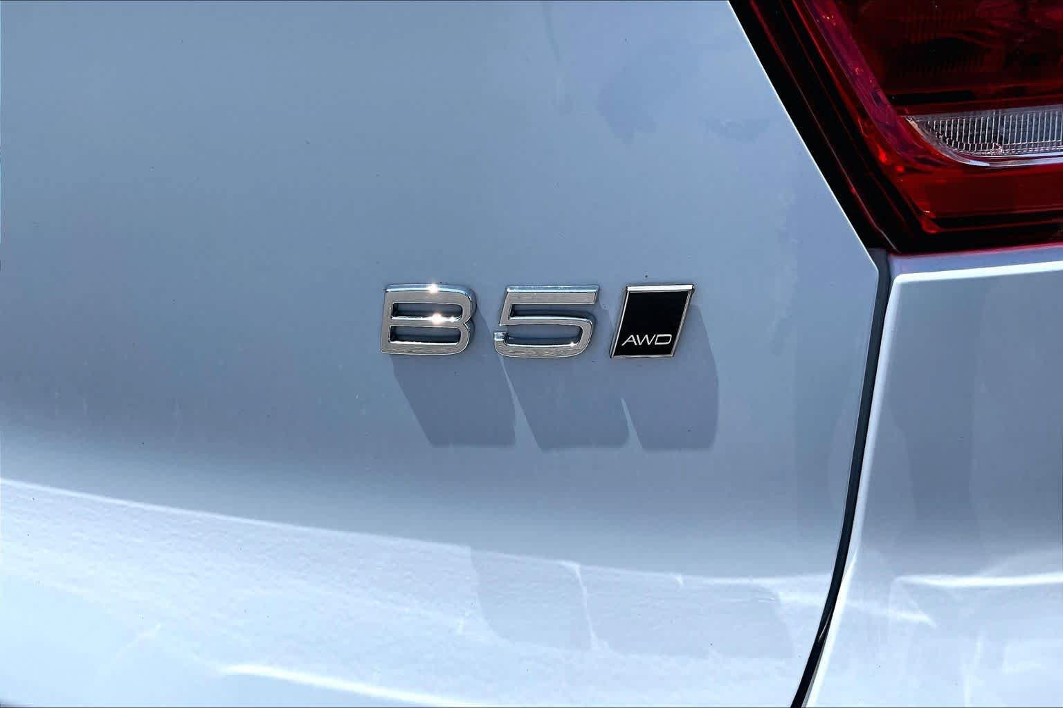Used 2024 Volvo XC40 B5 Plus AWD/4WD image 10