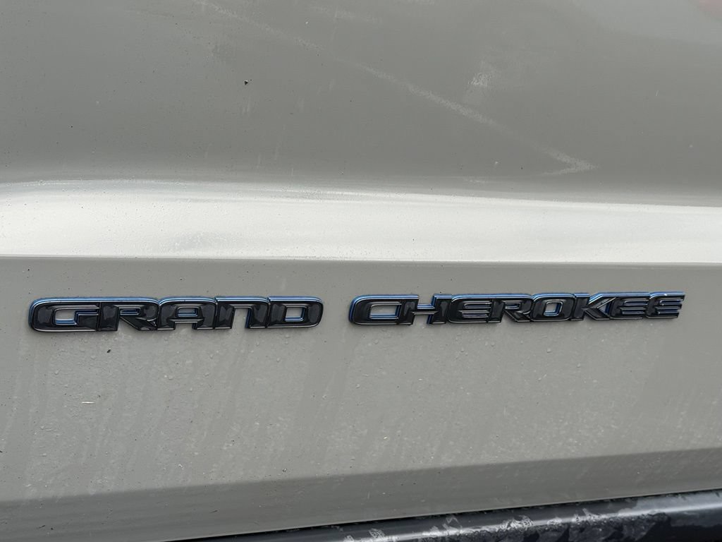 Used 2020 Jeep Grand Cherokee Laredo AWD/4WD image 24