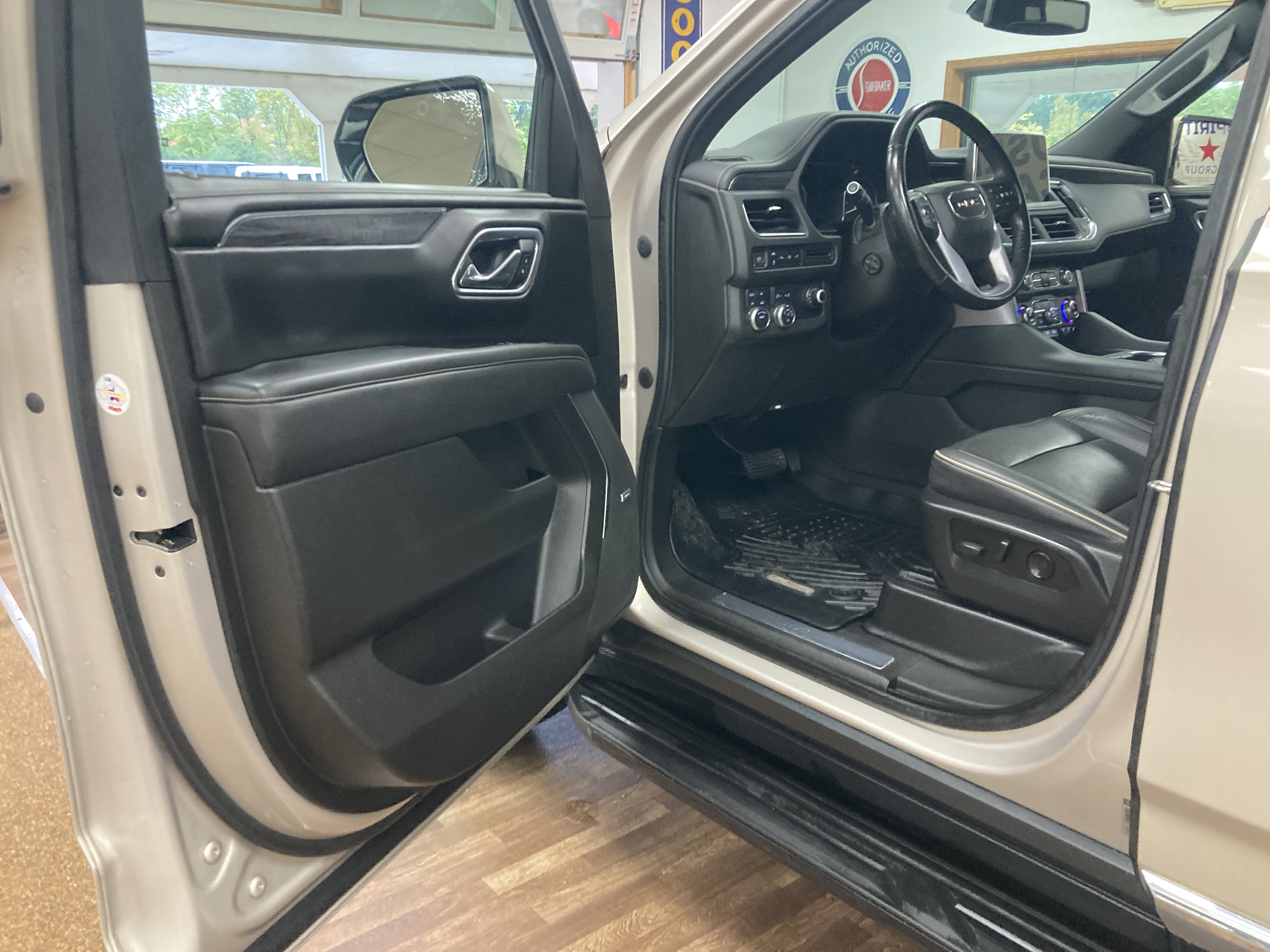 Used 2021 GMC Yukon SLT w/ SLT Premium Package AWD/4WD image 10