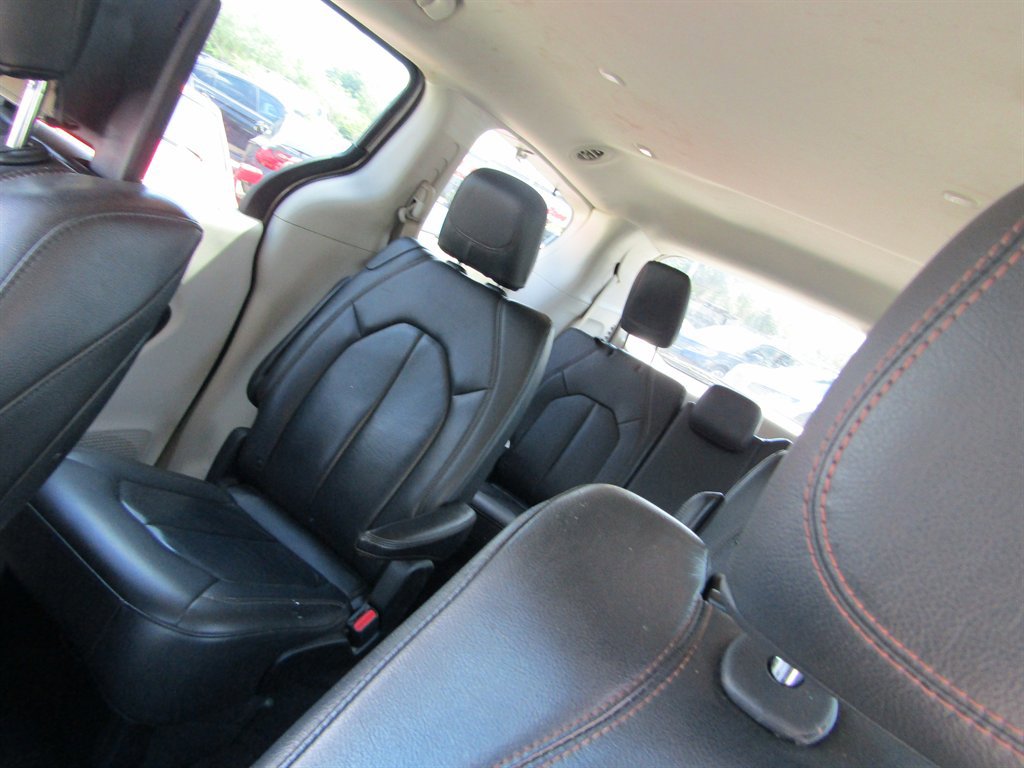 Used 2017 Chrysler Pacifica Touring-L Plus w/ Advanced Safetytec Group FWD image 12