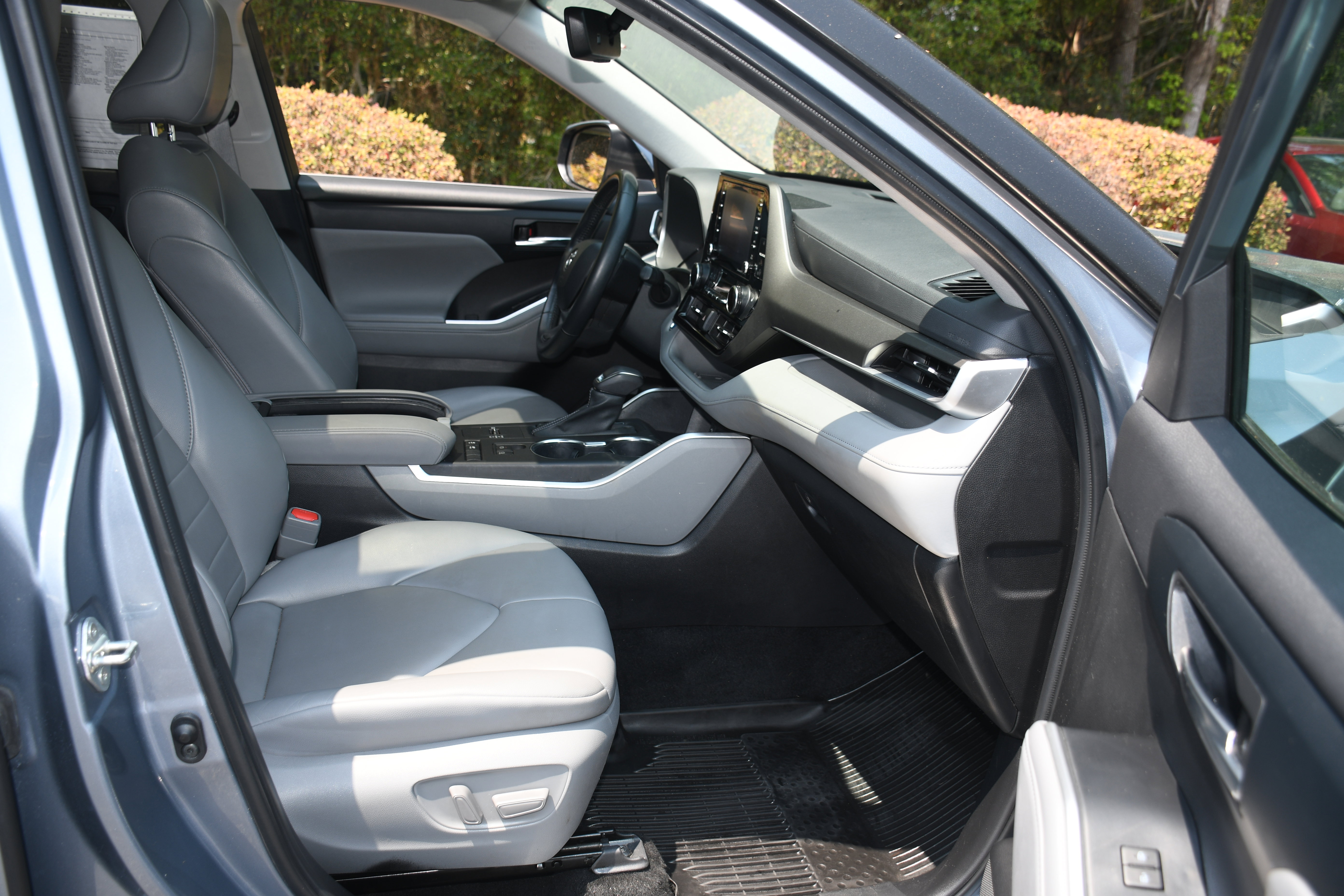 Used 2022 Toyota Highlander XLE FWD image 21