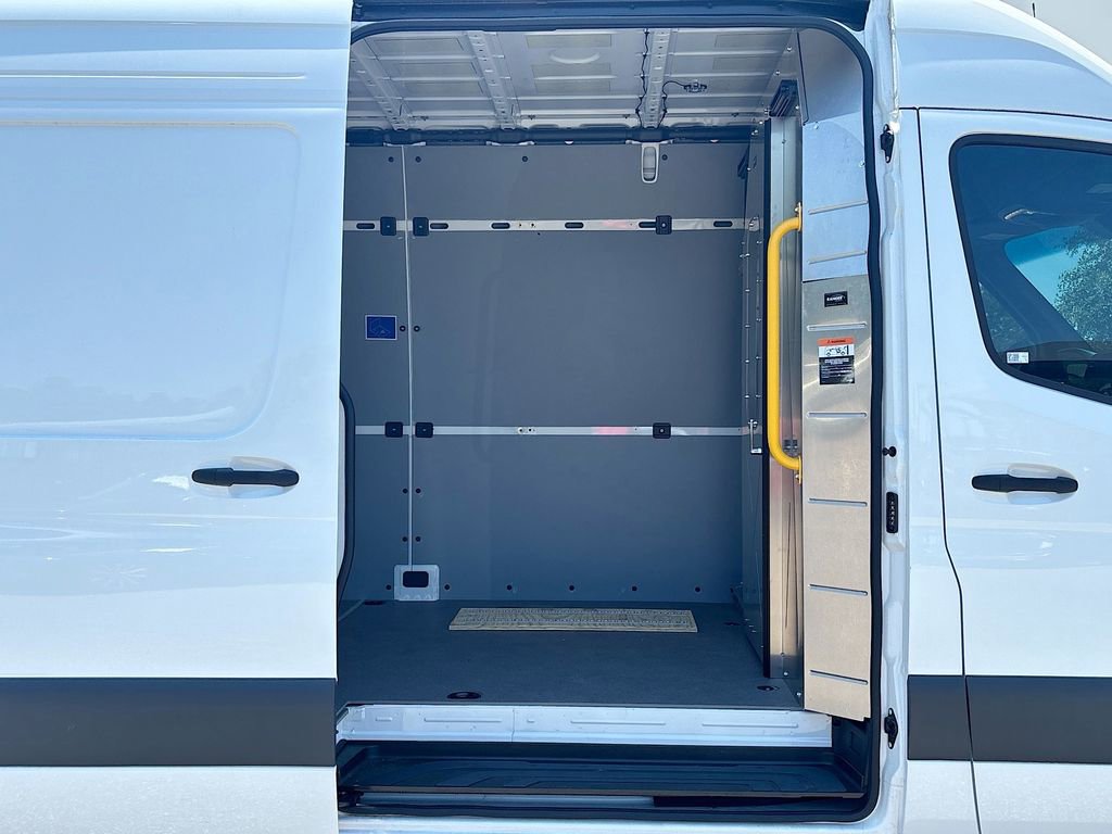 Used 2024 Mercedes-Benz Sprinter 2500 image 17